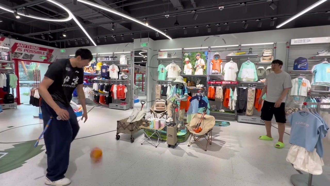 世界杯客户端安装说明-周琦与小丁搞怪玩球:今天不是糊糊涂涂 是更抽象的两个人